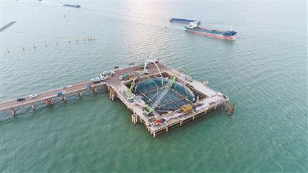 黃茅海跨海通道關(guān)鍵性控制工程——黃茅海大橋主橋中塔承臺首層混凝土順利完成澆筑，可謂完成“關(guān)鍵中的關(guān)鍵”一步。