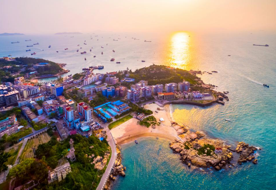 橫琴，地處珠海南端，位于珠江入海口西岸。從天空俯瞰，猶如兩把橫在南海碧波上的古琴，因此得名橫琴。山化為琴，日夜彈奏。碧濤相伴，詩情畫意。