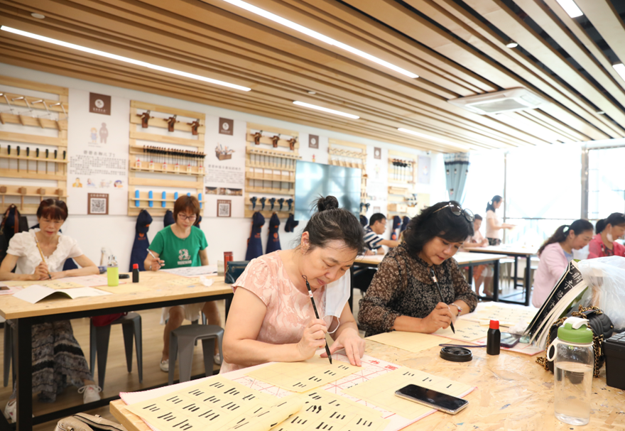 投入運營使用的澳門街坊總會橫琴中心將把澳門特色的服務手法和理念引進橫琴。社區長者飯堂政策惠及常住橫琴的澳門長者可享受與橫琴本地戶籍居民同等的優惠補貼。