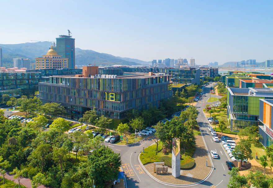 橫琴合作區正積極搭建港澳青年追逐夢想的舞臺，高水平打造橫琴澳門青年創業谷等一批創客空間、孵化器和科研創新載體，推動在合作區創新創業就業的澳門青年同步享受粵澳兩地的扶持政策。