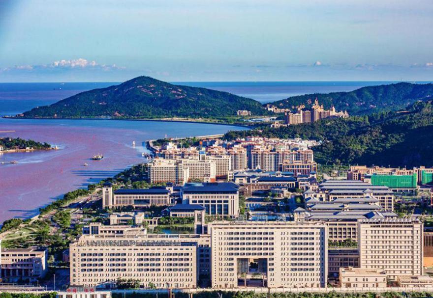 橫琴還建有澳門大學新校區。校區占地1.09平方公里，以圍墻和人工河與橫琴島其他區域相隔離，通過人車兩用的河底隧道與澳門連接，校園內法規制度標準等使用澳門標準。是“一國兩制”的創新實踐。粵澳雙方將探索在澳門大學橫琴校區與合作區之間建設新型智能化口岸，高度便利澳門大學師生進出合作區。