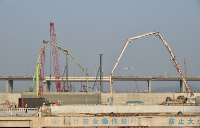 現(xiàn)場正在進行澆筑作業(yè)。