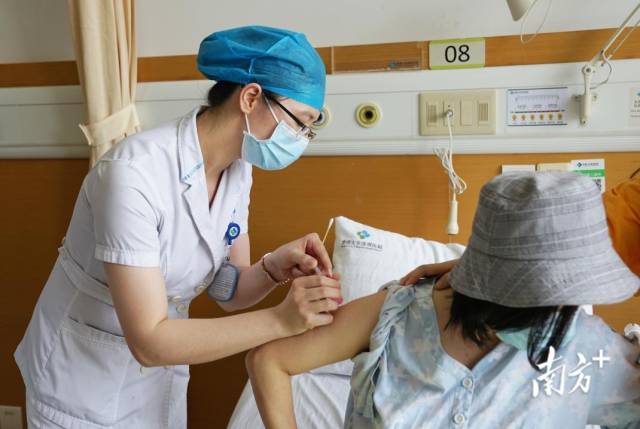  懷孕28周的楊女士成功注射了第一劑抗D免疫球蛋白注射液，成為“港澳藥械通”首個藥品運抵香港大學深圳醫院以來的第一個受益者。