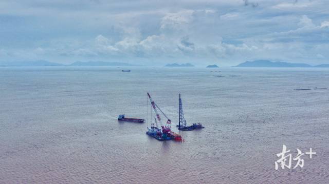 圖為黃茅海海域，保利長大黃茅海跨海通道T2先行標正在施工。南方日報記者 石磊 攝