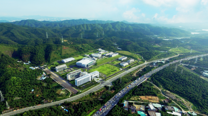 2005年，經(jīng)國務(wù)院批準建造一個質(zhì)子束功率達100kW、有效脈沖中子通量居世界前列的散裂中子源裝置，國家支持建設(shè)經(jīng)費約12億元，建設(shè)期為7年。裝置建設(shè)包括一臺強流質(zhì)子直線加速器、一臺快循環(huán)同步加速器、一個靶站、五臺中子譜儀等設(shè)施和科學(xué)實驗測試系統(tǒng)等。圖為中國散裂中子源實景航拍。