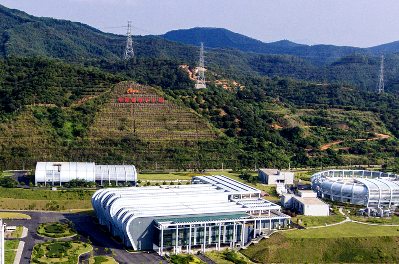 2007年2月13日，中科院與廣東省人民政府簽署了《中國科學(xué)院、廣東省人民政府關(guān)于中國散裂中子源項目暨廣東東莞散裂中子源國家實驗室合作備忘錄》。同年4月，廣東東莞中子科學(xué)中心在松山湖科技產(chǎn)業(yè)園區(qū)正式掛牌，標志著我國首臺散裂中子源項目建設(shè)及東莞散裂中子源國家實驗室正式啟動。圖為中國散裂中子源園區(qū)。