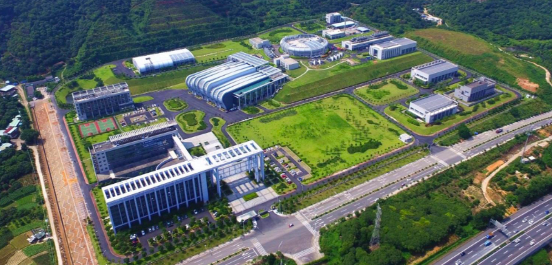 中國散裂中子源涵蓋我國凝聚態(tài)物理、化學(xué)、材料等多學(xué)科領(lǐng)域應(yīng)用的需要，同時兼顧生命科學(xué)、工業(yè)應(yīng)用等領(lǐng)域研究的應(yīng)用需求。從2018年9月至今，中國散裂中子源已完成六輪運行，注冊用戶超3400人，完成課題700余項，已在Science、Nature Communication、Advanced Materials，JACS等期刊發(fā)表文章，并為部分國家重大需求和產(chǎn)業(yè)界需求提供技術(shù)支撐。圖為位于東莞大朗的中國散裂中子源。