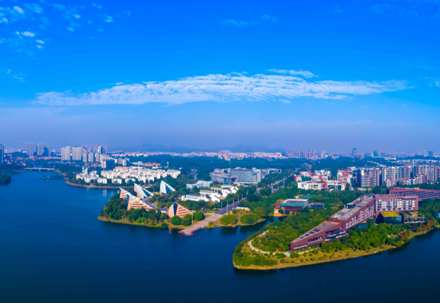 松山湖高新區位于東莞，坐落于粵港澳大灣區的黃金腹地，南鄰香港、深圳，北靠廣州，是廣深港澳科技創新走廊的核心創新平臺，目前在全國高新區的綜合排名第25位，園區共有企業12569家，其中 “四上企業”共525家，上市企業6家，上市后備企業39家，營業收入超億元的企業160家。圖為松山湖科學城。