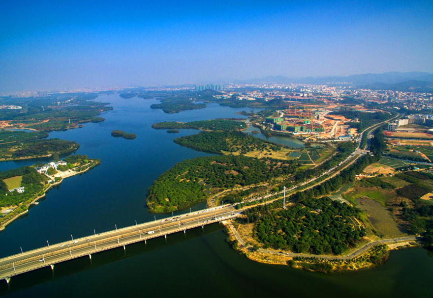 2001年11月，經省人民政府批準，東莞設立了松山湖科技產業園區，規劃控制面積為72平方公里，其中有近8平方公里的淡水湖，生態環境優越。2015年9月，園區成功入圍珠三角國家自主創新示范區，初步確定“1+2+N”（一軸線+兩核心+周邊鎮）空間布局。目前園區規劃控制總面積達163平方公里(含東部工業園)。圖為松山湖風光。