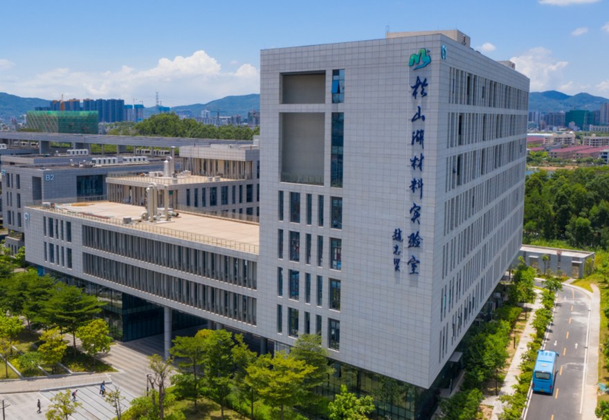 加速打造一流創新環境。截至目前，松山湖擁有國家高新技術企業509家、新型研發機構30家、國家級孵化器14家、市級以上重點實驗室和工程技術研究中心217個。規上企業研發中心覆蓋率57.47%，R&D占GDP的比例為15.28%。累計擁有各類國家級人才75名，其中擁有雙聘院士21名，占全市100%，另有33名院士通過項目合作等特聘方式在園區開展科研工作；。圖為松山湖材料實驗室（一期）。