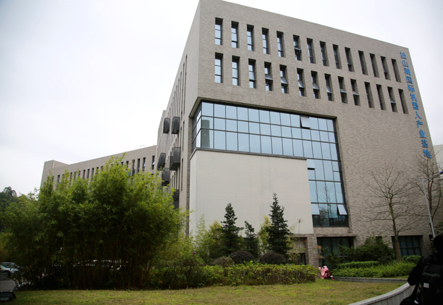引進一流科技型龍頭企業。做大做強做全信息技術產業，聚集了華為終端、華貝電子、生益科技等一批龍頭企業。重點拓展生物產業，引進了東陽光、紅珊瑚藥業等生物產業企業，聚集各類生物技術企業超過300家。大力推進智能裝備制造產業，引進匯川科技、拓斯達等一批代表企業，形成了以機器人系統集成商、核心零部件企業和智能裝備企業為主體的機器人產業集群。圖為松山湖國際機器人產業基地。