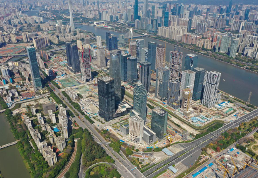 南粵大地，珠水江畔，有這樣一個地方，走在了時代的前沿，這就是廣州人工智能與數字經濟試驗區。試驗區位于廣州中心城區，以人工智能與數字經濟為主導產業，未來將著力引進人工智能、數字經濟、云計算、數據科學、大數據等信息技術的總部企業、高新科技企業和科研機構。截至2021年上半年，試驗區內注冊企業超8萬家，同比增加約1.2萬家，數字經濟核心產業企業1.03萬家。圖為琶洲核心片區俯瞰圖。