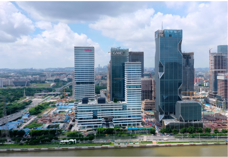 琶洲核心片區，數字產業化態勢強。落地全省首個國家新型工業化產業示范基地，已引入騰訊、阿里巴巴、復星、唯品會、國美、小米、科大訊飛等28家人工智能與數字經濟領軍企業，總投資867億元，輻射帶動創新產業集群在此集聚發展，區域內企業總數已超3.2萬家。圖為琶洲核心片區。