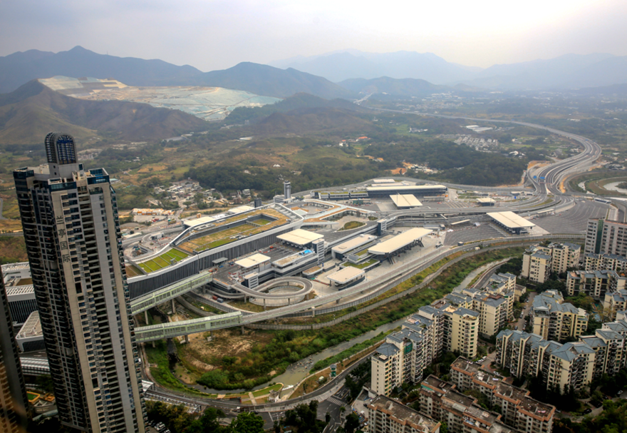 口岸主體建筑橫跨深圳河兩岸，主要包括旅檢大樓、貨檢區(qū)、市政配套工程和跨境橋四部分。口岸實(shí)行“兩地兩檢”和車輛“一站式”查驗(yàn)通關(guān)模式。其中，“一站式”通關(guān)模式的與傳統(tǒng)過(guò)關(guān)需要經(jīng)過(guò)層層“關(guān)卡”不同，通過(guò)共享前端交通指引、電子欄桿、監(jiān)控、遠(yuǎn)距離讀卡等采集設(shè)備，車輛通關(guān)只需一次停車，便可實(shí)現(xiàn)口岸查驗(yàn)單位共同檢查、一次放行，通關(guān)時(shí)間可縮短至10至15秒。圖為蓮塘/香園圍口岸。