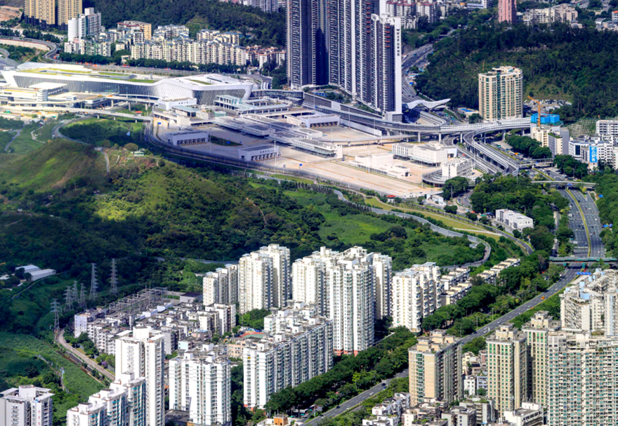 口岸設(shè)計(jì)通關(guān)能力為旅客30000人次/日，車輛17850輛次/日。旅客出入境各設(shè)置查驗(yàn)通道29條，其中人工通道6條、自助通道21條、工作人員通道2條；車輛出入境查驗(yàn)通道11條，其中貨車7條、客車4條。在旅檢大廳預(yù)設(shè)臨時(shí)人工查驗(yàn)臺(tái)12個(gè)，節(jié)假日和客流高峰期間，可隨時(shí)增開人工通道，疏導(dǎo)效率可提升83%。圖為蓮塘/香園圍口岸。