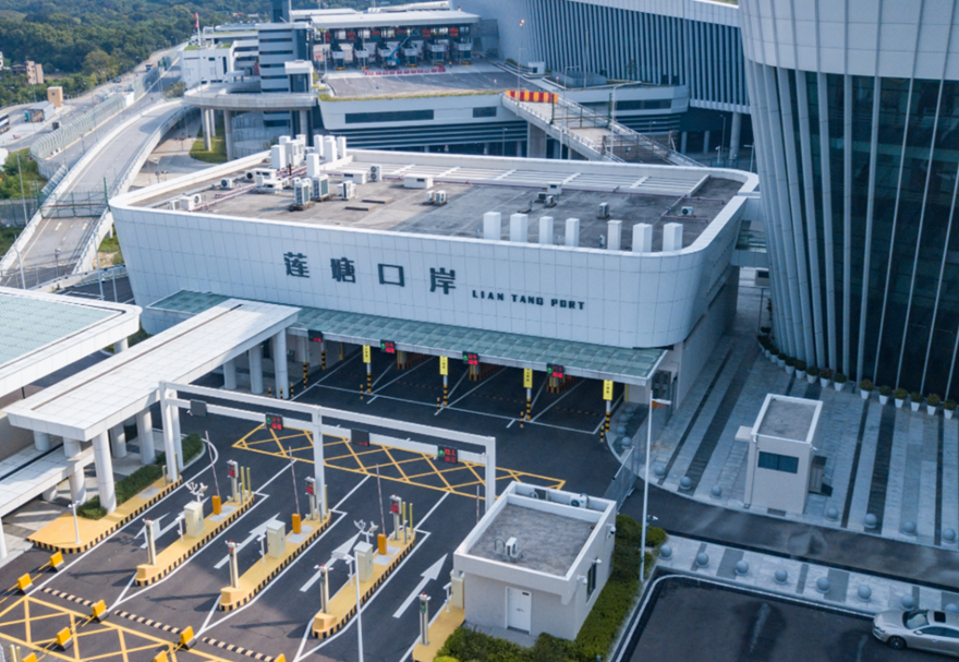 口岸貨檢區(qū)域還投入使用了8個(gè)海關(guān)“冷鏈查驗(yàn)平臺(tái)”，這也是深圳公路口岸中首個(gè)配備冷鏈查驗(yàn)設(shè)施設(shè)備的口岸，可滿足進(jìn)口水果、冰鮮等特殊溫度貨物的現(xiàn)場(chǎng)查驗(yàn)，實(shí)現(xiàn)冷鏈貨物“不斷鏈”。此外，口岸還建設(shè)了國(guó)內(nèi)首臺(tái)超大型“CT型H986”監(jiān)管設(shè)備，海關(guān)通過(guò)“CT”技術(shù)對(duì)集裝箱實(shí)現(xiàn)不開箱查驗(yàn)，不僅能精準(zhǔn)打擊違法違禁物品，而且極大地提高了通關(guān)效率、改善了通關(guān)體驗(yàn)。圖為蓮塘/香園圍口岸。