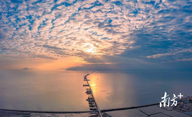 夕陽西下，一條“跨海巨龍”骨架初顯。黃茅海跨海通道連接珠海和江門，將于2024年建成通車。  
