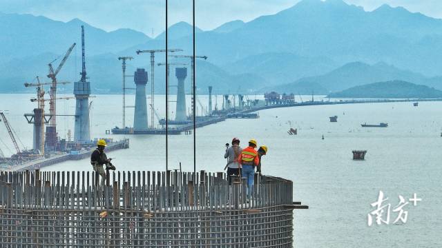 今年以來，黃茅海跨海通道5座主塔“節節攀升”，建設進展正在加速。 