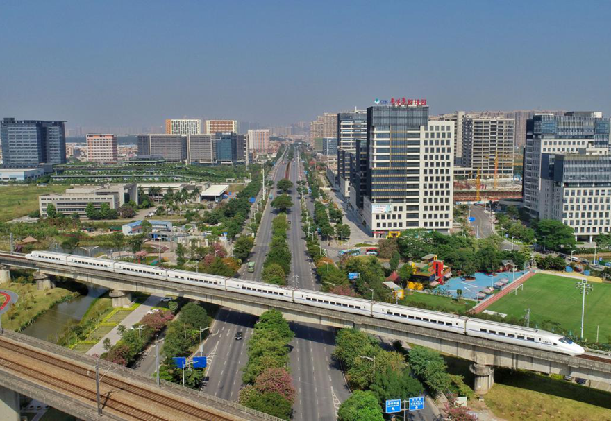 三龍灣一小時(shí)交通圈內(nèi)集聚機(jī)場(chǎng)、高鐵、城際軌道、高快速公路等重大交通基礎(chǔ)設(shè)施。高效便捷的對(duì)內(nèi)對(duì)外通道，為人才、資本、信息、技術(shù)等要素自由流動(dòng)打下了良好基礎(chǔ)。圖為穿過三龍灣的高鐵線。