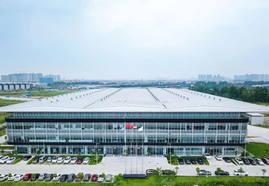 佛山三龍灣區(qū)域內(nèi)已集聚500余家港澳企業(yè)，與港澳合作交流密切，港澳青年創(chuàng)新創(chuàng)業(yè)就業(yè)日益活躍。區(qū)域內(nèi)的中德工業(yè)服務(wù)區(qū)是廣東省擴(kuò)大開放的合作平臺(tái)之一，目前陸續(xù)已有多個(gè)科技項(xiàng)目落地。圖為德國庫卡機(jī)器人三龍灣生產(chǎn)基地。