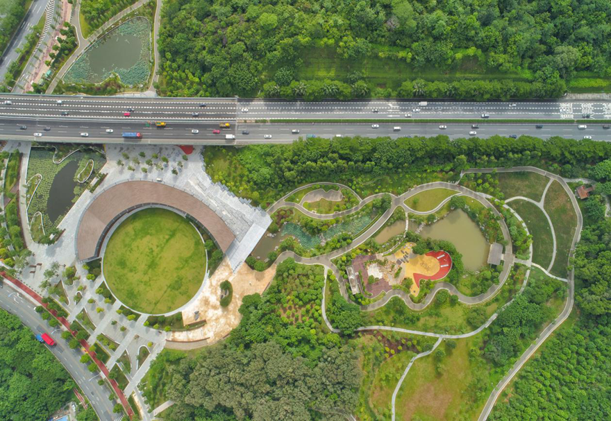 除了大力發(fā)展產(chǎn)業(yè)，三龍灣還堅(jiān)持“立足長遠(yuǎn)、生態(tài)優(yōu)先、適度密度”等原則，構(gòu)建包括生態(tài)綠心、組團(tuán)公園和生態(tài)廊道的多層次、系統(tǒng)化生態(tài)格局。圖為位于三龍灣的三山森林公園。
