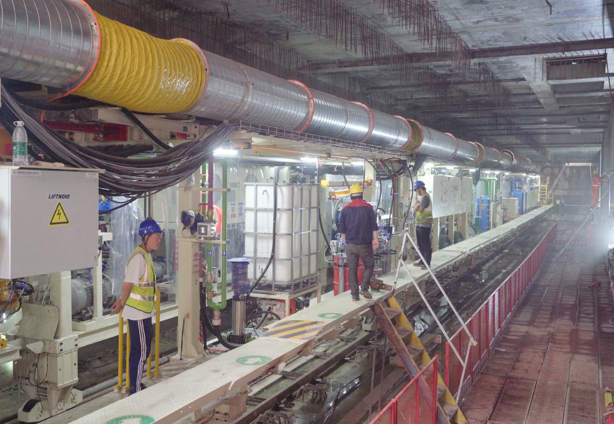 橫琴粵澳深度合作區掛牌以來，一大批基礎設施建設加速推進，合作區面貌日新月異。包括軌道交通、隧道建設等交通設施進展迅速，琴澳交通互聯互通正在加速。圖為正在建設中的澳門輕軌延伸橫琴線項目。