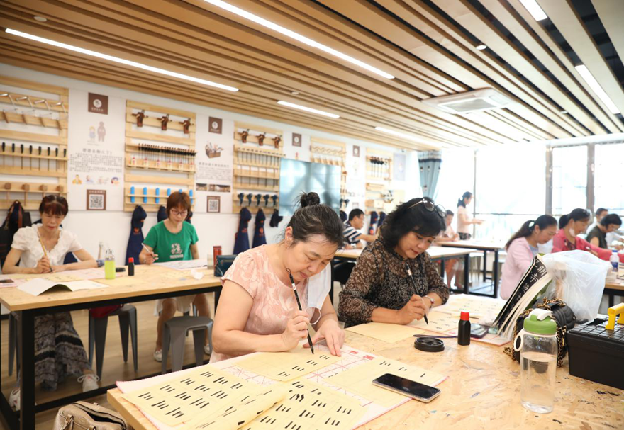 為了共同打造美麗家園，橫琴還主動引進澳門街坊會聯合總會，為在橫琴工作、生活的澳門居民提供具有澳門特色的服務手法和理念。特別是社區長者飯堂政策，可惠及常住橫琴的澳門長者，同時還可享受與橫琴本地戶籍居民同等的優惠補貼。圖為澳門居民在橫琴參加社區活動。