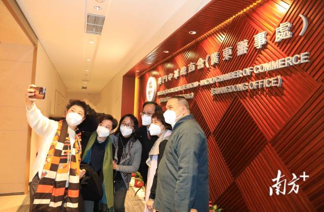 出席儀式的嘉賓在門口合影。  南方+ 關銘榮 拍攝