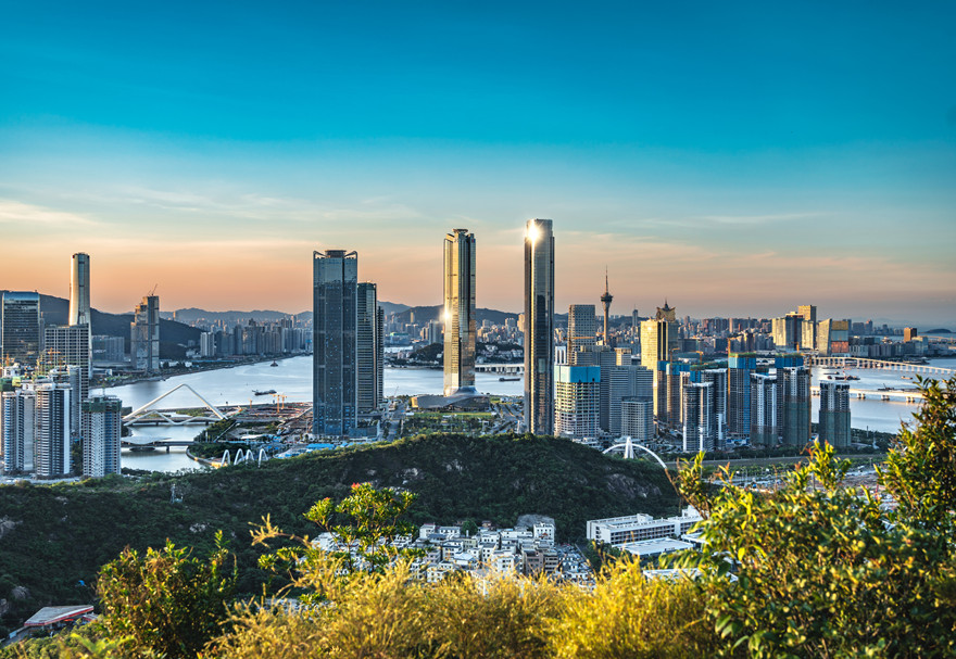 2021年9月，中共中央、國務院印發《橫琴粵澳深度合作區建設總體方案》，為橫琴粵澳深度合作區建設勾勒藍圖。2023年2月，《橫琴粵澳深度合作區發展促進條例》發布，賦予橫琴發展新動能。橫琴粵澳深度合作區這片熱土，正朝著規劃藍圖穩步邁進。圖為從橫琴遠眺澳門。