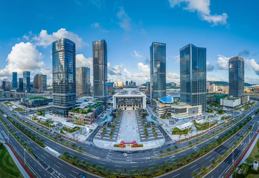 橫琴口岸是“一國兩制”下橫琴與澳門基礎設施互聯互通的標志性項目,也是粵澳往來的重要通道。經過多年發展，橫琴口岸已形成了“合作查驗、一次放行”的通關模式，出入境人員只需“在一個大廳、排一次隊、接受一次檢查”即可完成內地、澳門雙方出入境手續，人均通關時間只需30秒左右。圖為橫琴口岸。