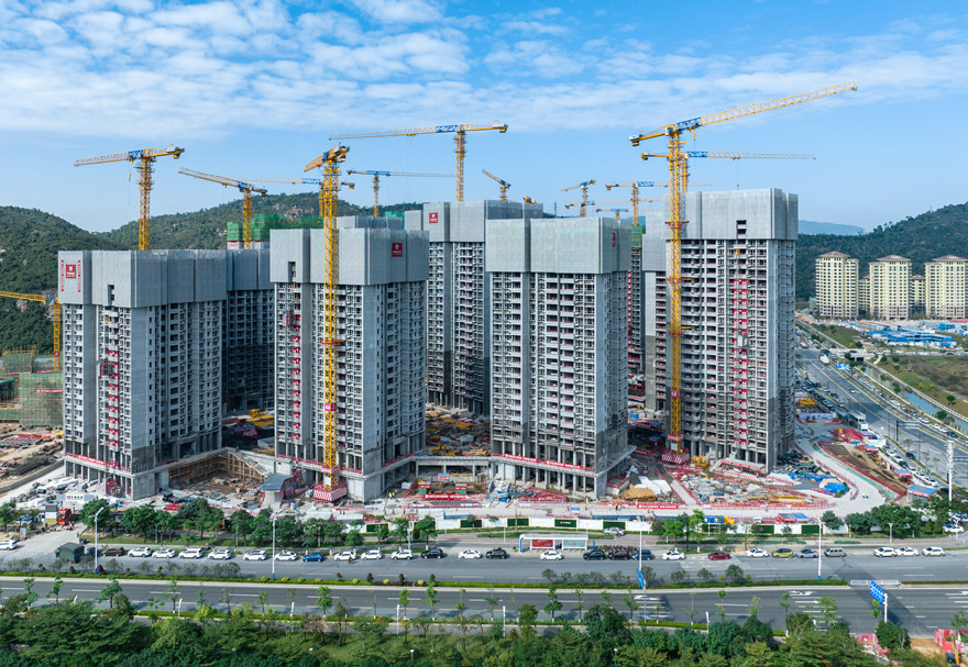 除了推進基礎設施“硬聯通”、規則機制“軟聯通”外，粵澳雙方還齊心協力推動兩地居民“心聯通”。為此，橫琴推動建設包括“澳門新街坊”在內的一大批宜居宜業項目，攜手澳門共同推進宜居宜業宜游優質生活圈的建設。圖為即將完工的“澳門新街坊”項目。
