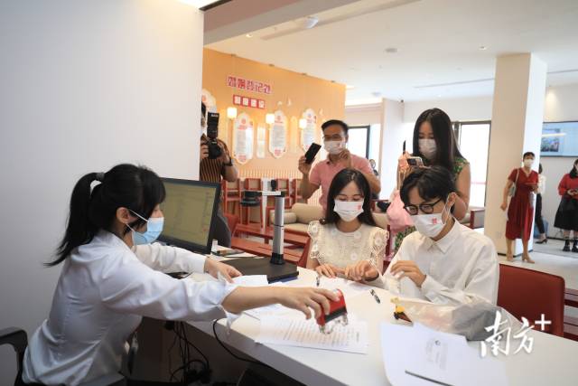 去年10月，橫琴粵澳深度合作區婚姻登記處揭牌。合作區婚姻登記處已對接澳門婚姻登記業務，探索國際婚姻登記。 圖源：南方日報