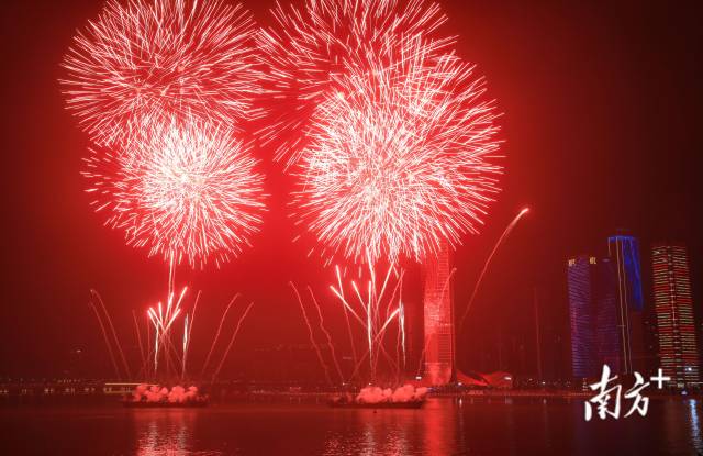 1月22日晚，橫琴2023新春煙花匯演驚艷綻放，為粵澳兩地居民獻上一份滿滿的新年祝福。 圖源：南方日報