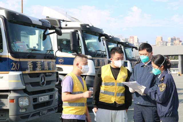 深圳灣海關關員正在對入境馬匹實施監管。受訪者供圖