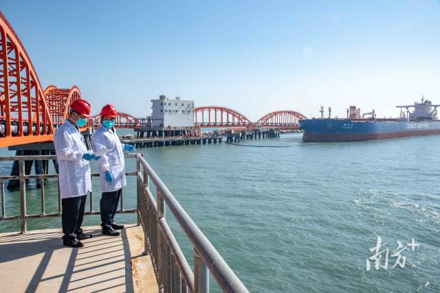 汕頭海關所屬揭陽海關關員對進口原油船舶實施現場監管。袁國宏 攝