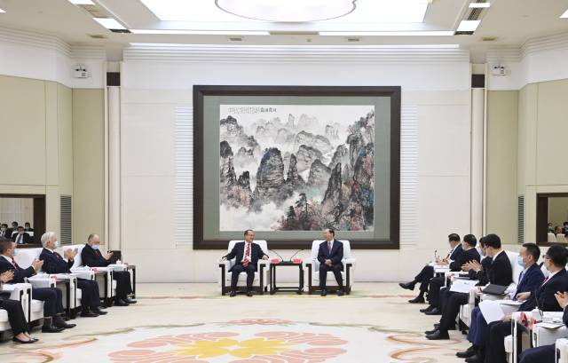 4月25日下午，省委書記黃坤明，省委副書記、省長王偉中在廣州會見了以香港中華總商會會長、新華集團主席蔡冠深為團長的香港中華總商會訪問團一行。南方+記者 王輝 肖雄 攝