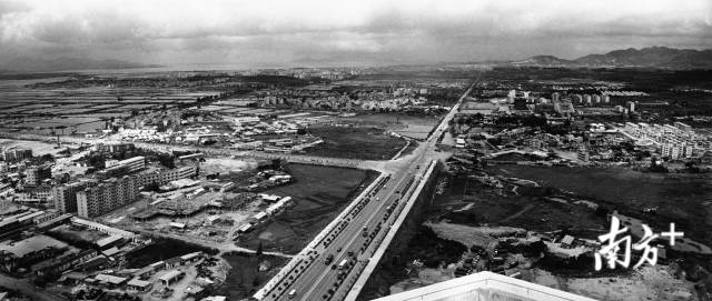 1987年，深圳市中心區(qū)原貌。圖中左為福田村、崗廈村；右為中心公園、蓮花山公園和田面村。