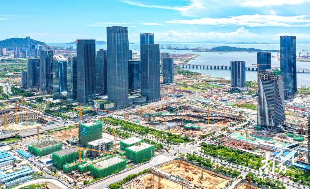 2020年8月，建設(shè)中的深圳前海蛇口自貿(mào)片區(qū)，高樓拔地而起。南方日?qǐng)?bào)記者 朱洪波 攝
