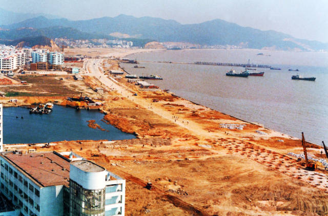1991年，正在建設(shè)中的珠海香洲灣情侶中路。