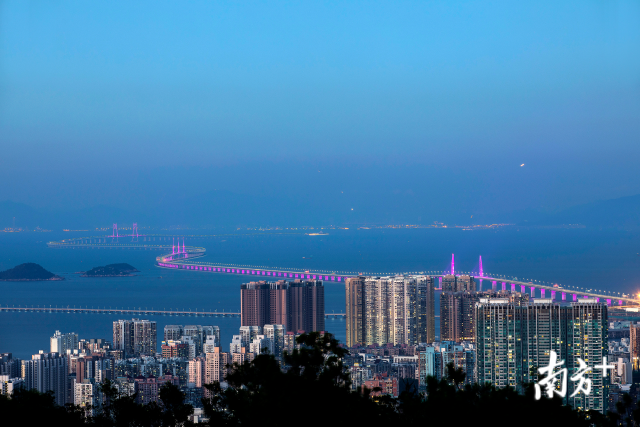 一橋飛架三地，港珠澳大橋的建成使得粵港澳三地聯(lián)系更加緊密。