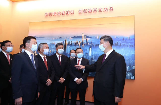 10月14日上午，習近平等參觀“從先行先試到先行示范——慶祝深圳經濟特區建立40周年展覽”。新華社記者 鞠鵬