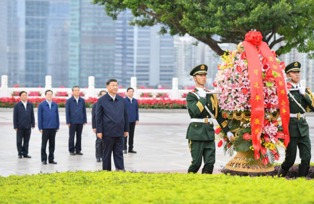 10月14日下午，習近平來到蓮花山公園，向鄧小平同志銅像敬獻花籃。新華社記者 李響 攝