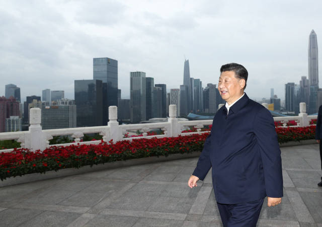10月14日下午，習近平在蓮花山公園遠眺特區新貌。新華社記者 鞠鵬 攝