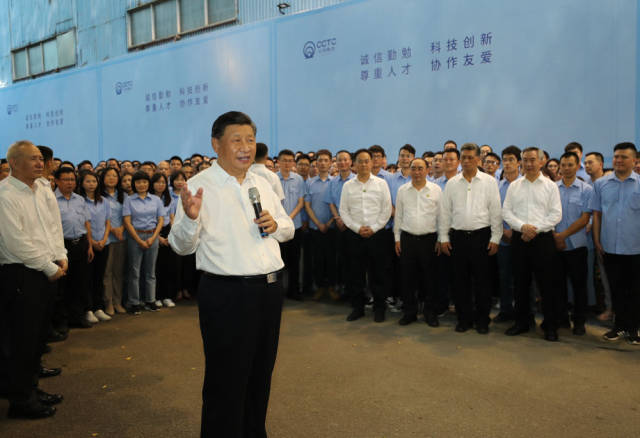 10月12日下午，習近平在潮州市潮州三環（集團）股份有限公司，同企業員工親切交流。新華社記者 鞠鵬 攝
