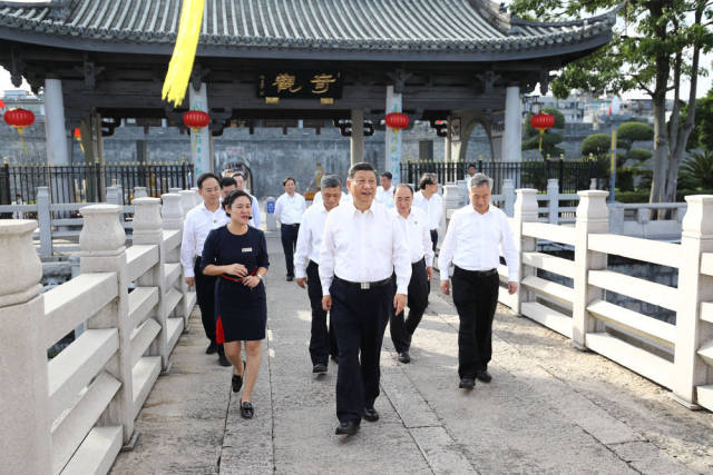 10月12日下午，習近平在潮州市察看廣濟橋，了解橋梁歷史文化特色，聽取修復保護情況介紹。新華社記者 鞠鵬 攝