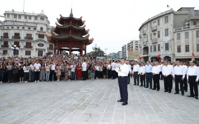 10月13日下午，習近平在汕頭市小公園開埠區，同當地群眾和游客親切交流。新華社記者 鞠鵬 攝
