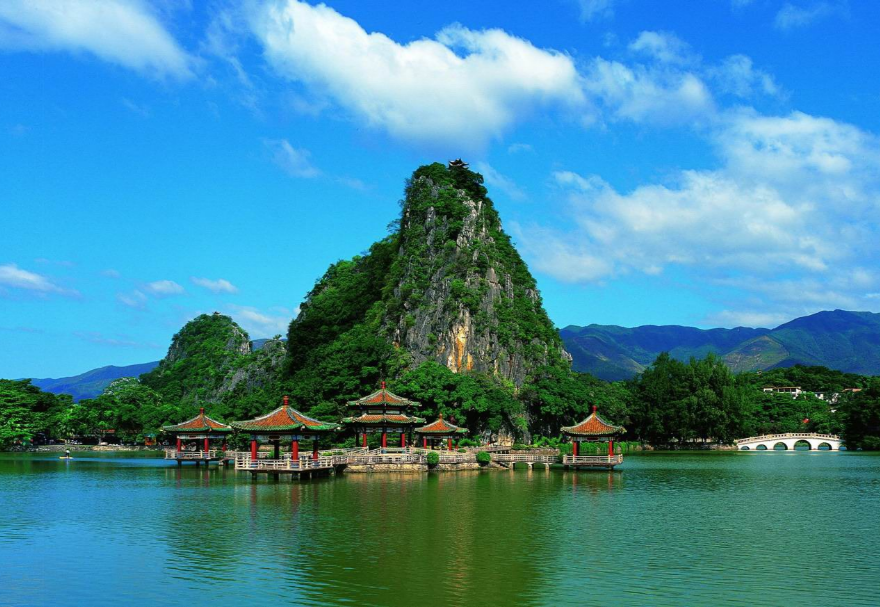 2003年，肇慶從北方引進(jìn)丹頂鶴，陸續(xù)通過(guò)打造星湖濕地公園、自主研發(fā)繁殖技術(shù)手段，讓這些北方來(lái)的“客人”成功安家南方。20多年來(lái)，從當(dāng)初引進(jìn)30多只丹頂鶴，到目前園內(nèi)共有70多只，近5年平均產(chǎn)蛋12枚以上，平均孵化了83%，平均成活率70.5%，憑借此，星湖國(guó)家濕地公園成為觀鳥(niǎo)、游玩、教育、研究的圣地。圖為肇慶星湖國(guó)家濕地公園。