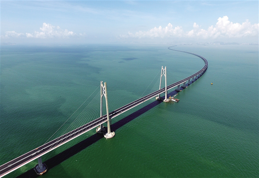 跨江跨海大橋“成團出道”，灣區活力“橋”得見，一起來感受大灣區蓬勃發展的脈搏。港珠澳大橋是“一國兩制”框架下粵港澳三地首次合作建設的大型跨海交通工程，是中國境內一座連接香港、廣東珠海和澳門的橋隧工程，也是世界上最長的跨海大橋工程。總長約55公里，跨越伶仃洋，打通了珠江口東西兩岸的交通大動脈，使粵港澳三地加快形成“1小時生活圈”。圖為港珠澳大橋。