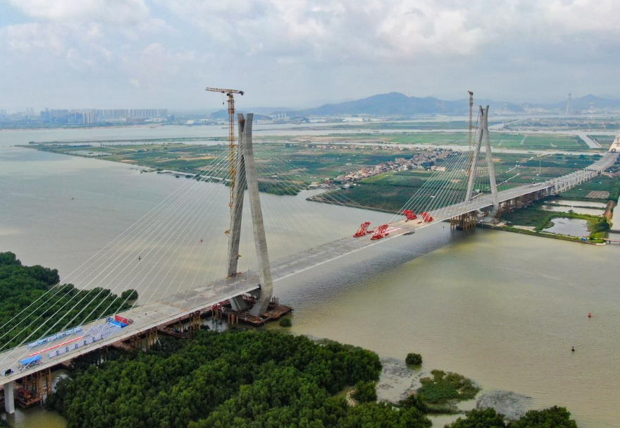南中高速連通廣州、中山、深圳三市，是國家高速公路網G2518和廣東省高速公路網S78的重要組成部分，也是粵港澳大灣區重大交通基礎設施項目。其中的洪奇門特大橋全長1126米，為主跨520米的雙塔雙索面鋼箱梁斜拉橋，是南中高速項目的關鍵控制性工程。2023年5月21日上午，南中高速洪奇門特大橋順利合龍，實現了廣州、中山兩市實現跨江“牽手”。圖為南中高速洪奇門特大橋。