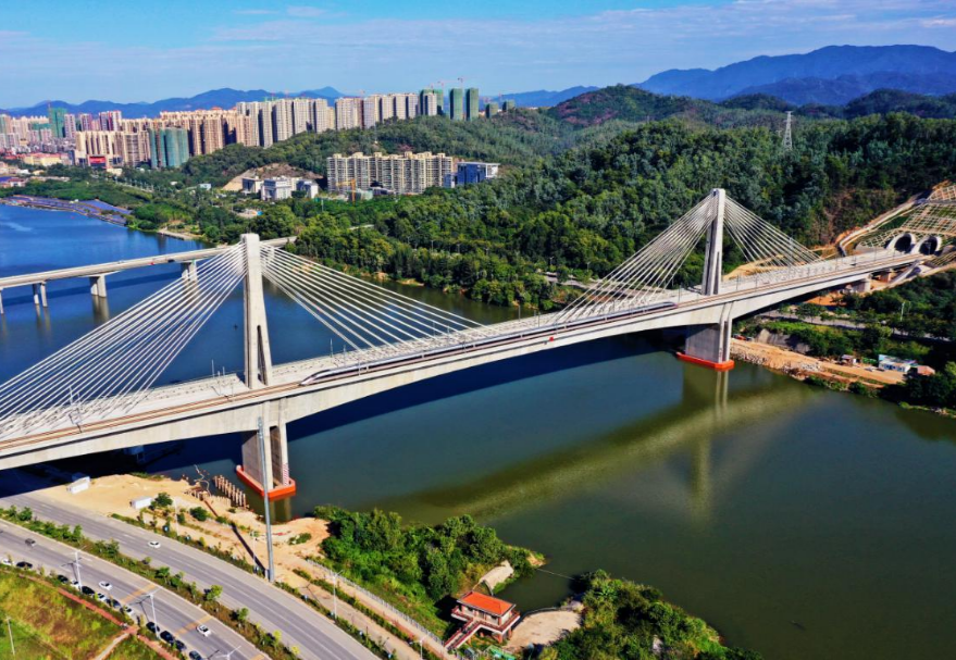 劍潭東江特大橋位于惠州，是贛深高鐵和廣汕鐵路聯絡線跨越東江的共同的通道，橋梁全長925米，主跨260米，橋面寬度31米，梁面以上塔高56米，是世界最大跨度、最大寬度的四線高速鐵路混凝土部分斜拉橋。為了保證列車的高速行車要求，橋上四線均采用了無砟軌道，是目前世界上鋪設無砟軌道最大跨度的混凝土橋梁。大橋建成通車后，全面打通了廣州——粵東北和江西、深圳——京九線沿途各地區的高鐵線路。圖為劍潭東江特大橋。